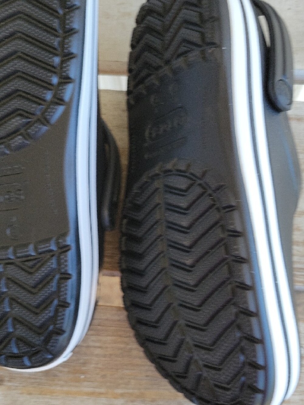 CROCS  Black Clog with White Trim Size 9 Womans Size 7 Mens - Picture 6 of 9